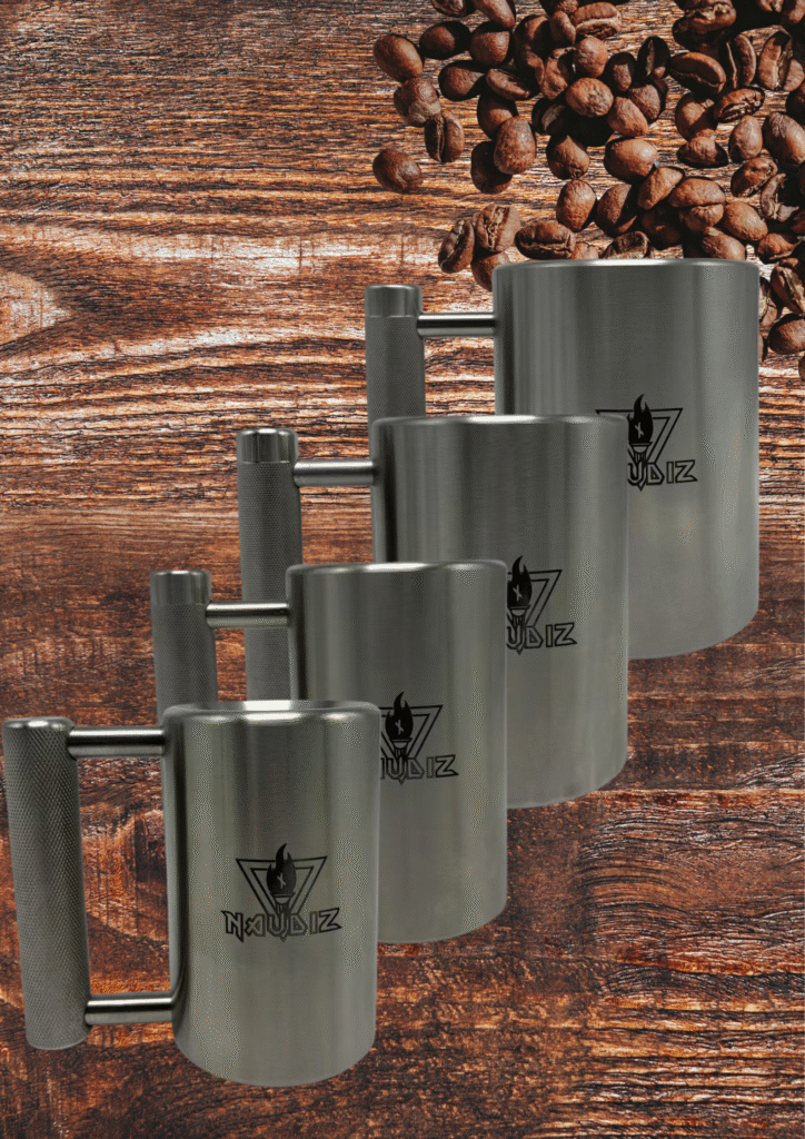 Logte mokken 4–10 kg – heavy mugs op houten achtergrond met koffiebonen