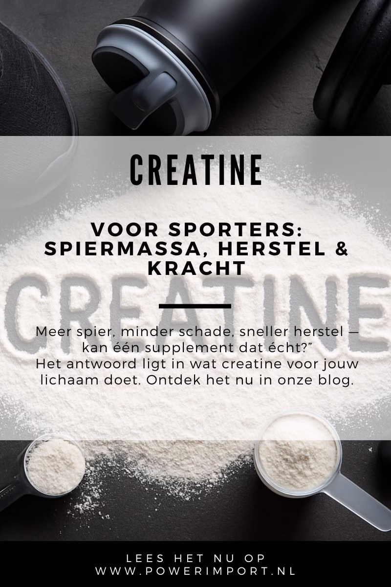 Een houten tafel met een hoopje wit creatinepoeder waarin het woord ‘creatine’ is geschreven. Er liggen sportaccessoires omheen zoals een shaker, springtouw en trainingshandschoenen, wat de link met krachttraining en supplementgebruik versterkt.