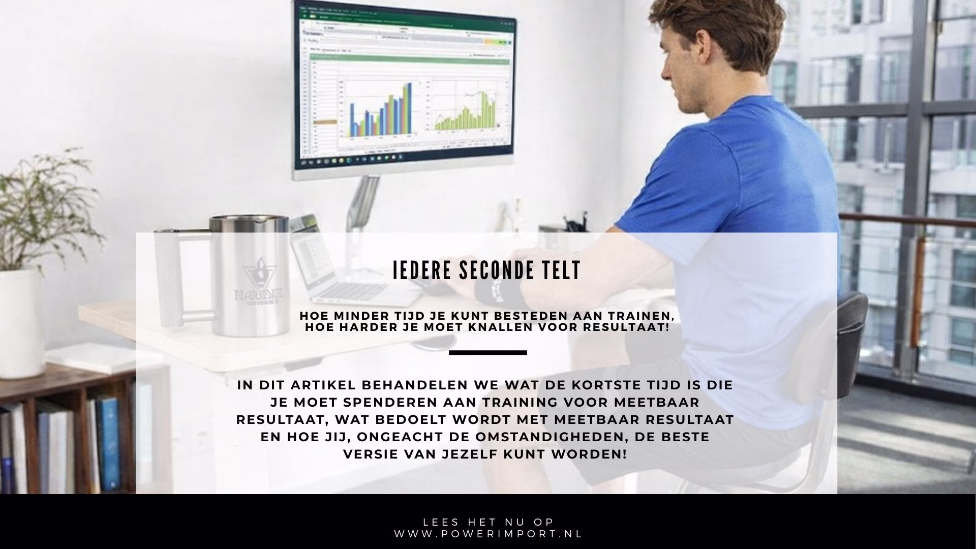 Drukke kantoormedewerker traint op een bureaufiets tijdens het werken, met Naudiz Logte Mok op het bureau